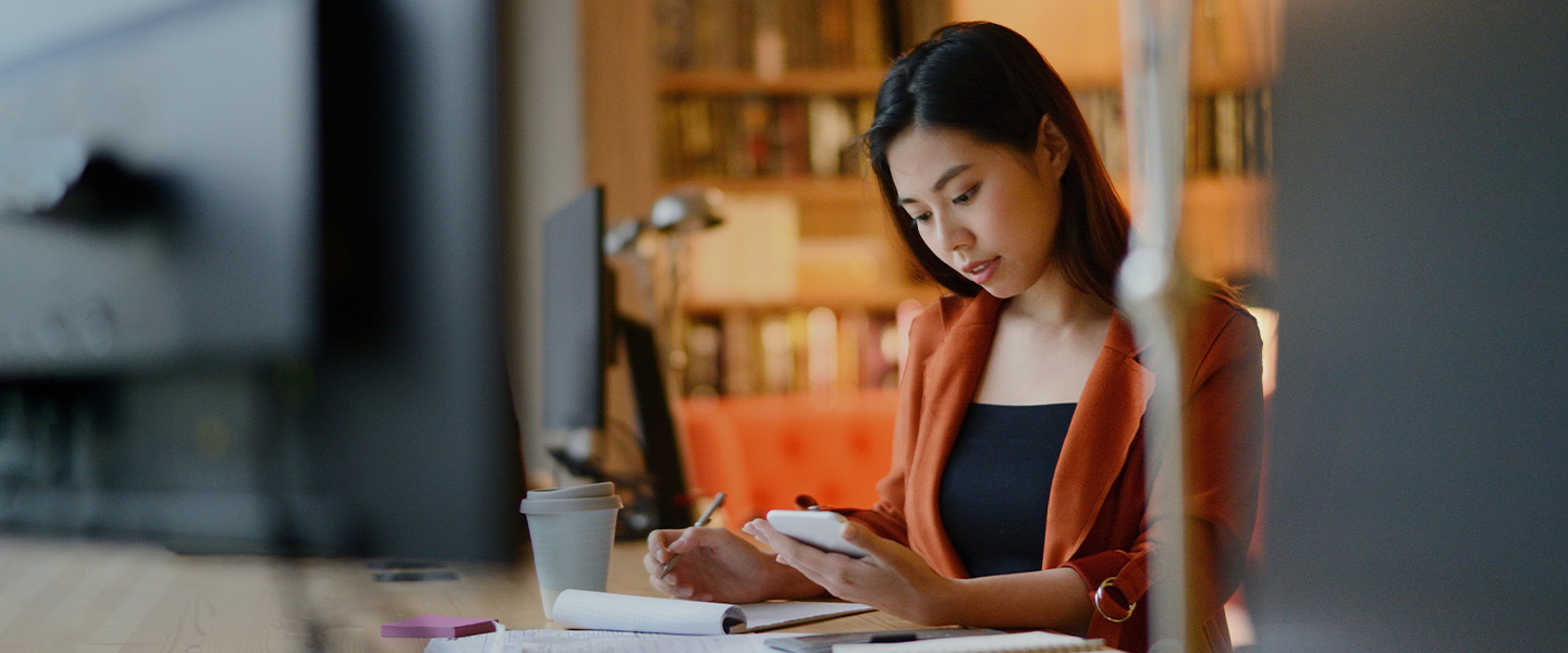 Contractor-woman-at-desk-1440x600