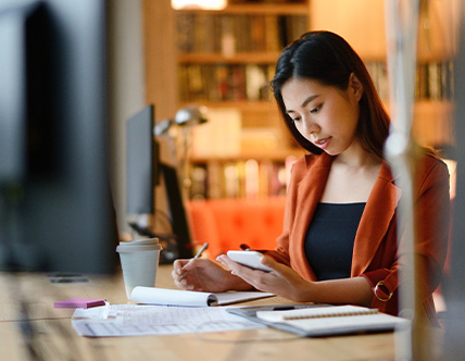 Contractor-woman-at-desk