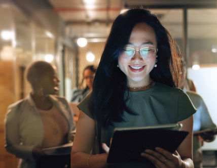 night-tablet-and-business-people_428x332